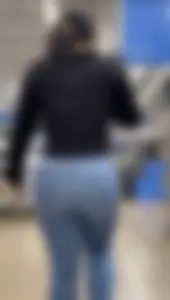 Short Latina has sweet bubblebutt in jeans