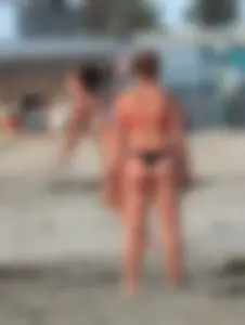 Thick white girls ass in a black thong bikini at the beach