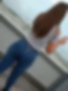 Big sexy ass in tight jeans at the airport