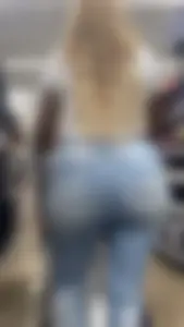 Latina milf has nice wide ass in jeans