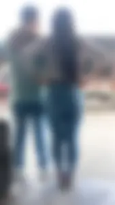 Linda mujer en jeans ajustados