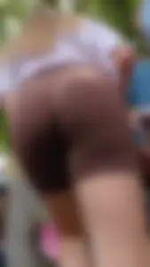 Que rico se le remarcaba el culo a esa teen, vela subir las escaleras fue todo un deleite