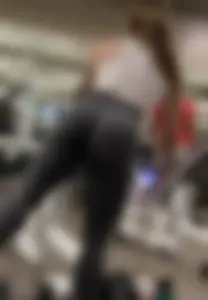 Smoking hot candid gym babe working out with an amazing ass in grey leggings