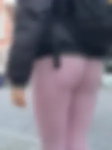 Pink leggings and great sporty ass
