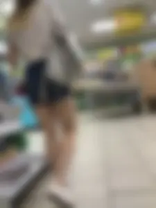 Hot Muscular Legs in Shorts Supermarket Candid Gallery