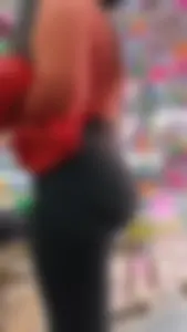 Joven Milf en leggins con tremendas tetas y culo