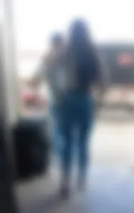Linda mujer en jeans ajustados