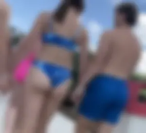 Cheeky bubble butt in bikini picks wedgie