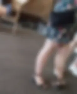 Stocky candid milf's legs and feet in high-heeled sandals creepshots
