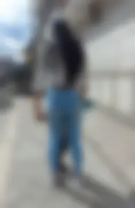 Linda mujer en jeans ajustados