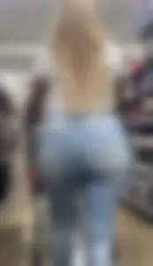Latina milf has nice wide ass in jeans