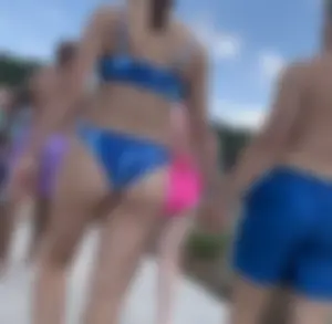 Cheeky bubble butt in bikini picks wedgie