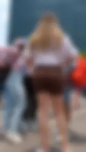 Que rico se le remarcaba el culo a esa teen, vela subir las escaleras fue todo un deleite