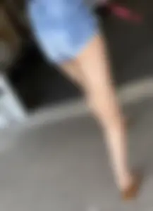 Fabulous feet, amazing ass. Long sexy legs