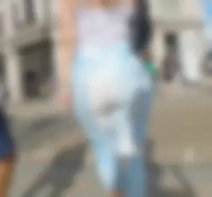 Sexy candid babe with a curvy and jiggly big booty in blue and white leggings
