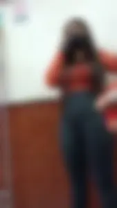 Joven Milf en leggins con tremendas tetas y culo