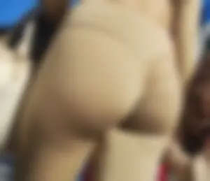 Beautiful college girl’s butt in tight leggings. Face capture (OC)