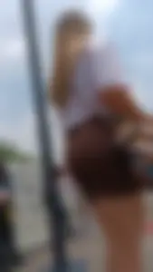 Que rico se le remarcaba el culo a esa teen, vela subir las escaleras fue todo un deleite