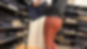 Candid babe with a delicious 🍑 in peach leggings shopping