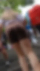 Que rico se le remarcaba el culo a esa teen, vela subir las escaleras fue todo un deleite
