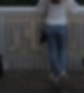 Teen in tight blue jeans at the backyard VPL