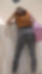 Yummy…I want to suck her jeans😍