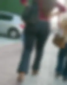 Lady with a nice big booty in leggings with vtl