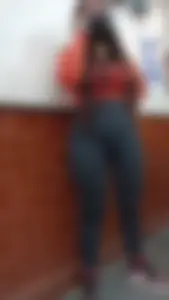 Joven Milf en leggins con tremendas tetas y culo