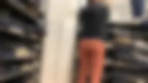 Candid babe with a delicious 🍑 in peach leggings shopping