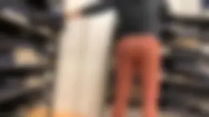 Candid babe with a delicious 🍑 in peach leggings shopping