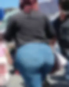 Mega-Ass in tight jeans