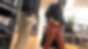 Candid babe with a delicious 🍑 in peach leggings shopping