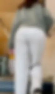 Volleyball player in sweatpants has a nice vpl