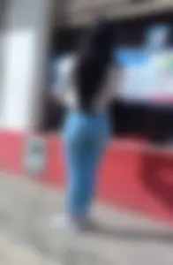 Linda mujer en jeans ajustados