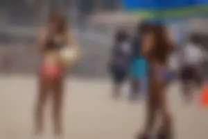 Beach volleyball babe with a nice ass in pink bikini bottom