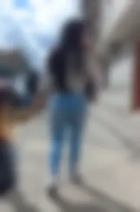 Linda mujer en jeans ajustados