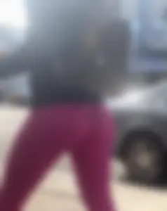 Jiggly Buttle butt in bright pink gym leggings