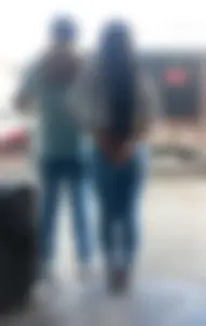 Linda mujer en jeans ajustados