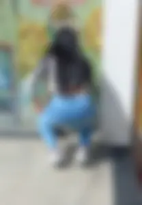 Linda mujer en jeans ajustados