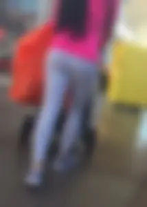 Candid Asian milf with a nice ass in grey leggings