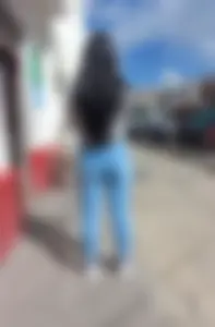 Linda mujer en jeans ajustados