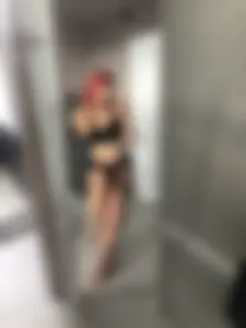 Hot girl's leaked selfie in underwear, at home and at the gym