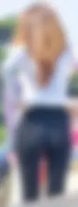 Girl With Amazing Hot Ass Pulling Up Her Yoga Pants on the Street Hot Candid Pics