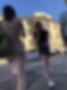Amazing candid chick wearing a dress, VPL and glimpses of her ass through the fabric