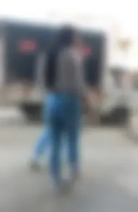 Linda mujer en jeans ajustados