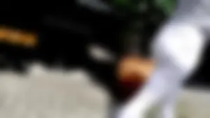 CURVED ASS WHITE PANTS MOM