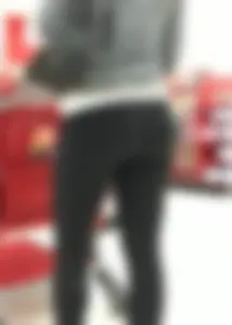 Target blonde with a great ass in leggings
