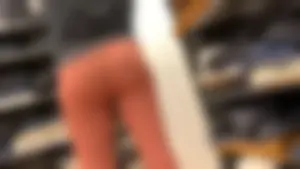 Candid babe with a delicious 🍑 in peach leggings shopping