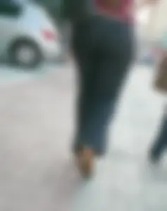 Lady with a nice big booty in leggings with vtl