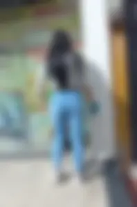 Linda mujer en jeans ajustados